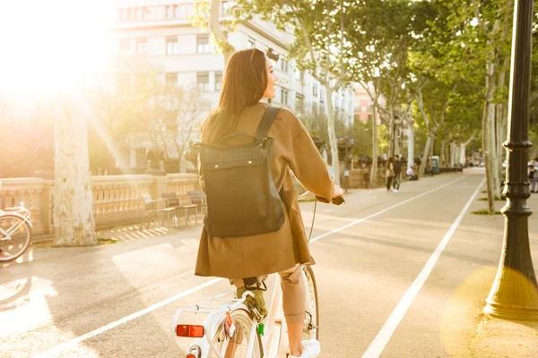 屋外路上自転車の上を歩く若い女性のイメージの表示をバックアップします — ストック写真