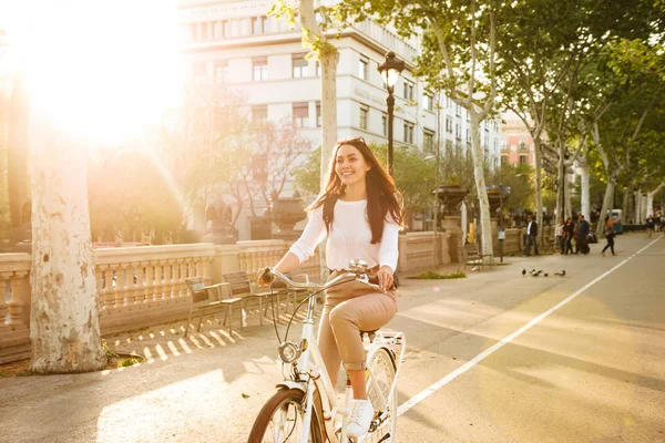 Photo Young Pretty Woman Outdoors Walking Bicycle Street Park — Stock Photo, Image