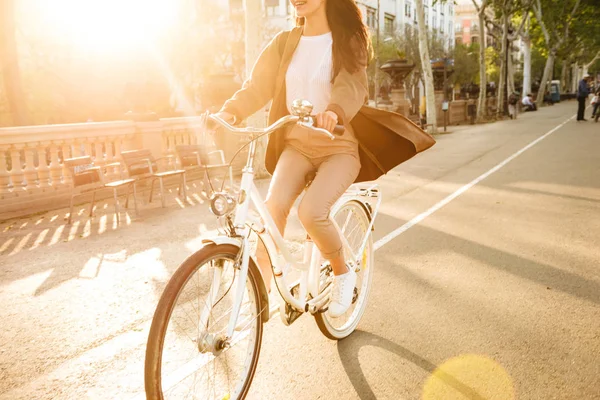 屋外路上自転車の上を歩く若い女性の写真をトリミング — ストック写真