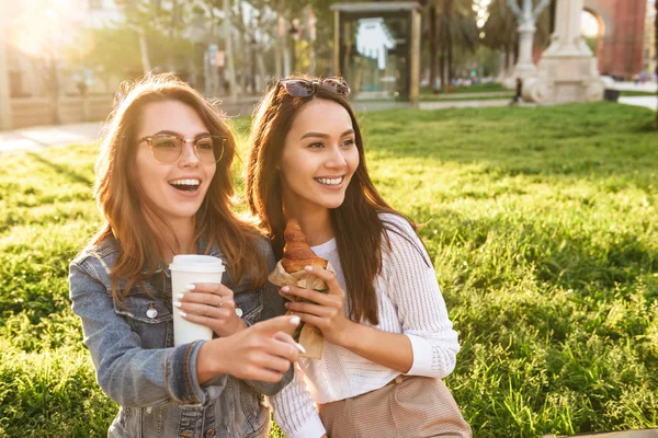 Image Two Young Beautiful Women Friends Outdoors Sitting Park Talking — Stock Photo, Image