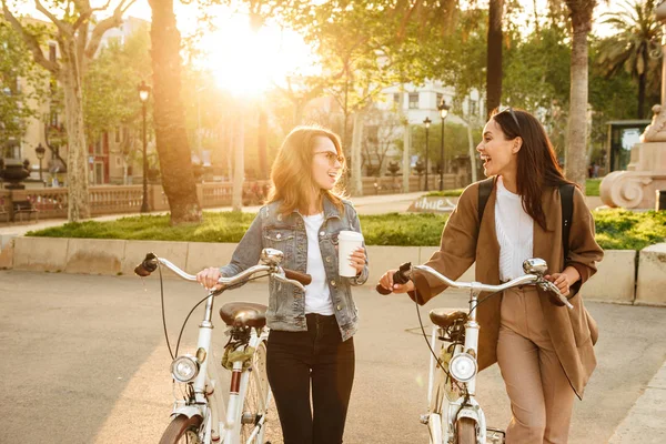 Foto Dos Jóvenes Amigas Felices Aire Libre Con Bicicletas Parque —  Fotos de Stock