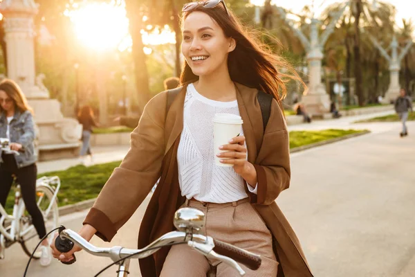 Foto Joven Mujer Bonita Aire Libre Caminando Bicicleta Calle Parque —  Fotos de Stock