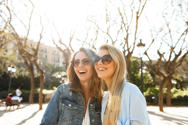 Imagem Duas Mulheres Felizes Incríveis Amigos Andando Livre Olhando Para — Fotografia de Stock