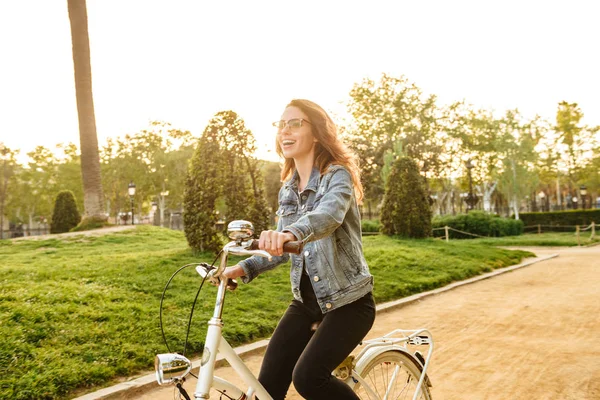 Foto Jovem Mulher Bonita Livre Andando Bicicleta Rua Parque — Fotografia de Stock