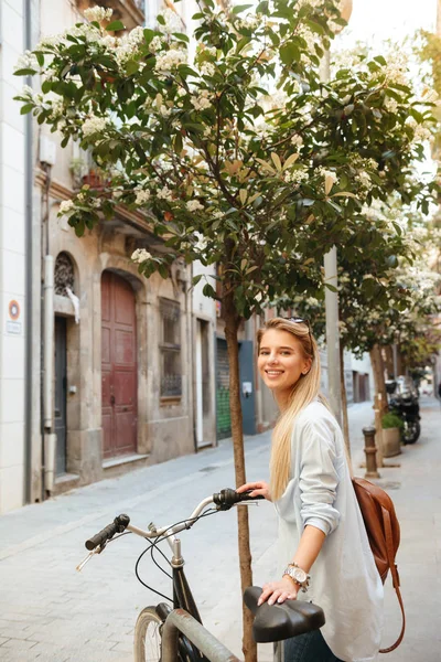Görüntü Şaşırtıcı Gülümseyen Güzel Kadının Açık Havada Bisiklet Üzerinde Yürüme — Stok fotoğraf