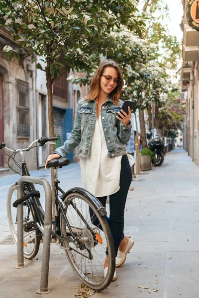 Bilden Fantastisk Glad Vacker Kvinna Promenader Utomhus Cykel Med Mobiltelefon — Stockfoto