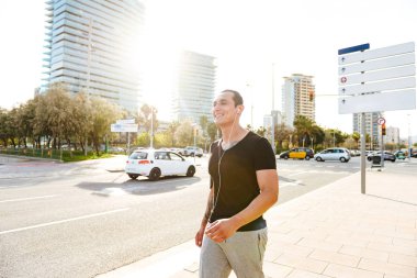 Yakışıklı genç güçlü görüntü açık havada müzik dinleme koşan adam spor.