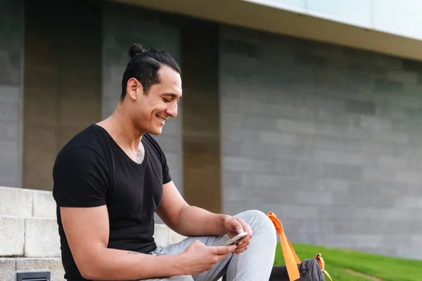 Imagen Joven Guapo Alegre Fuerte Hombre Deportivo Sentado Aire Libre — Foto de Stock