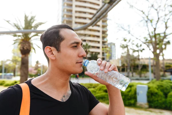 Imagen Joven Guapo Fuerte Deportista Caminando Aire Libre Bebiendo Agua — Foto de Stock