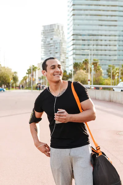 Imagen Joven Feliz Deportista Fuerte Aire Libre Caminando Usando Teléfono — Foto de Stock