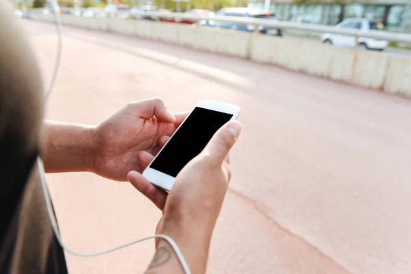 Bijgesneden Foto Van Jonge Sport Man Buiten Lopen Mobiele Telefoon — Stockfoto