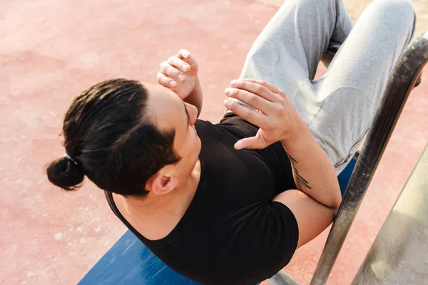 Photo Concentré Beau Jeune Homme Fort Sportif Extérieur Faire Des — Photo