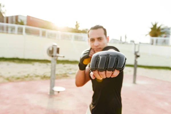 Foto Joven Concentrado Hombre Deportivo Fuerte Boxeador Aire Libre Hacer — Foto de Stock