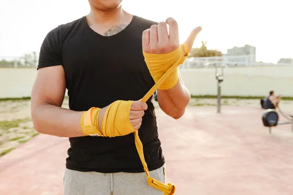 Foto Recortada Joven Fuerte Boxeador Hombre Deportivo Aire Libre Hacer — Foto de Stock