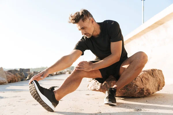 Retrato Desportista Encantador Fazendo Exercícios Alongamento Beira Mar Pela Manhã — Fotografia de Stock