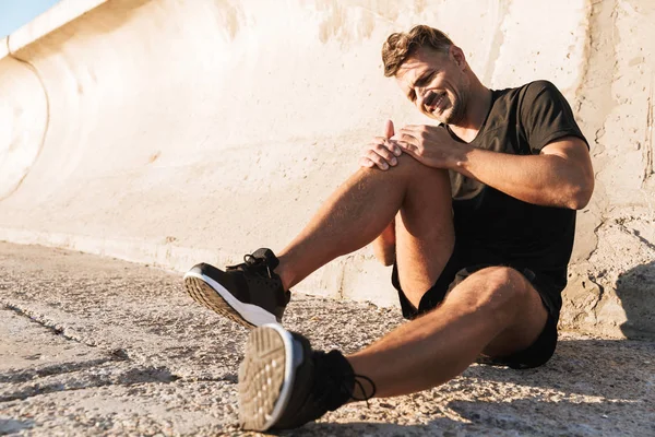 Retrato Desportista Ferido Com Dor Joelho Enquanto Está Sentado Livre — Fotografia de Stock