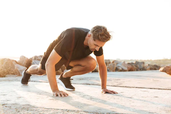 Image Handsome Sportsman Make Sport Exercises Outdoors Beach Early Morning — Stock Photo, Image