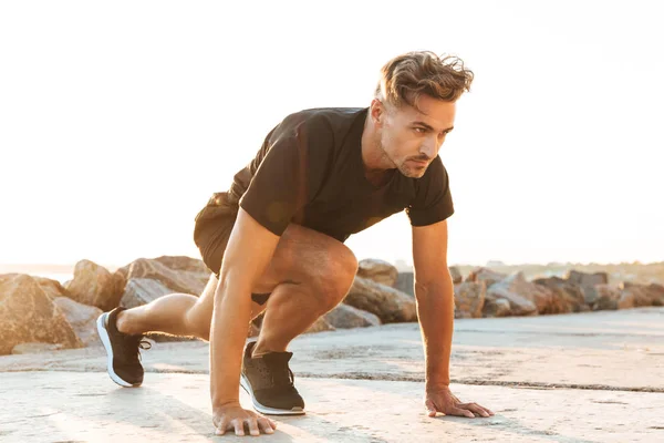 英俊强壮的运动员的形象在海滩上做体育锻炼在室外清晨 — 图库照片