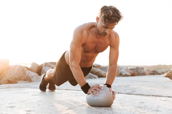 Porträtt Hälsosam Shirtless Sportsman Gör Övningar Med Små Fitness Boll — Stockfoto