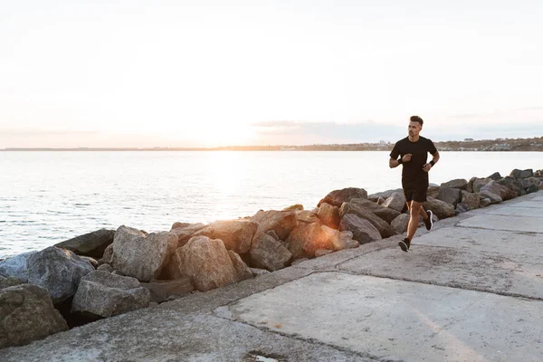 Retrato Deportista Concentrado Corriendo Orillas Del Mar — Foto de Stock