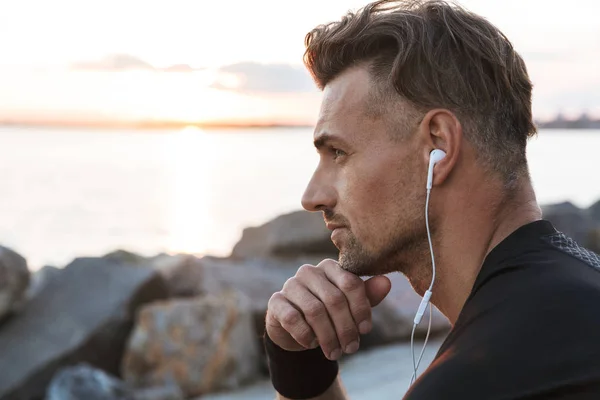 Nahaufnahme Porträt Eines Nachdenklichen Sportlers Der Strand Mit Kopfhörern Musik — Stockfoto