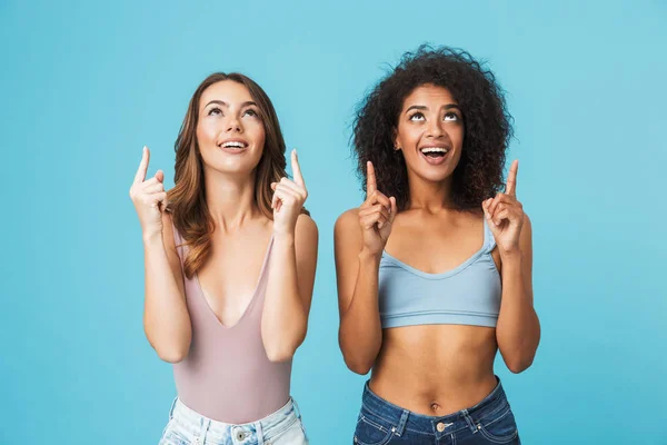 Due Ragazze Felici Vestite Abiti Estivi Che Puntano Spazio Copia — Foto Stock