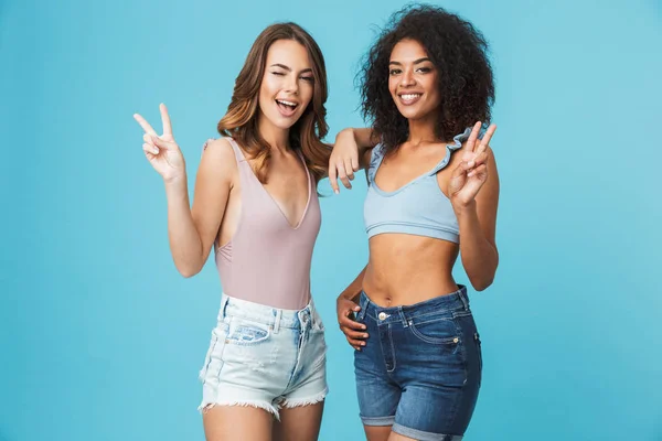 Duas Jovens Meninas Alegres Vestidas Com Roupas Verão Mostrando Gesto — Fotografia de Stock