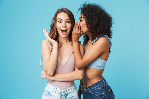 Δύο Χαρούμενα Νέα Κορίτσια Ντυμένοι Ρούχα Καλοκαίρι Ψιθυρίζοντας Μυστικά Που — Φωτογραφία Αρχείου