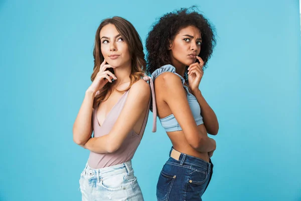 Duas Jovens Meninas Pensativas Vestidas Com Roupas Verão Costas Para — Fotografia de Stock