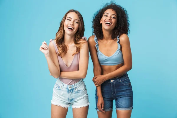 Zwei Lachende Junge Mädchen Sommerkleidung Stehend Und Vor Blauem Hintergrund — Stockfoto