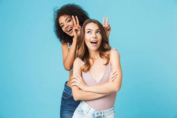 Duas Jovens Garotas Alegres Vestidas Com Roupas Verão Divertindo Juntas — Fotografia de Stock