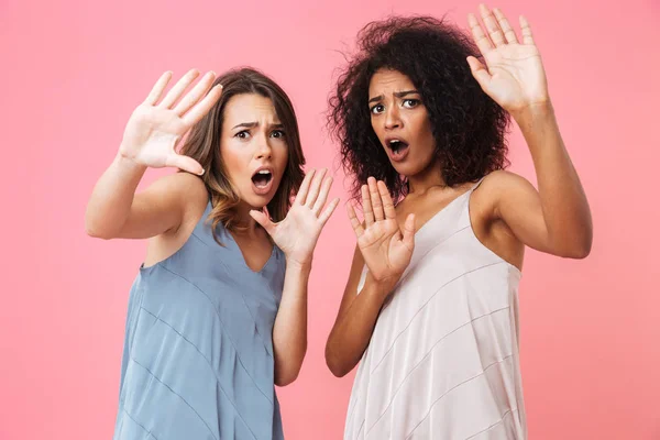 Dos Chicas Jóvenes Asustadas Vestidas Con Ropa Verano Mirando Cámara —  Fotos de Stock