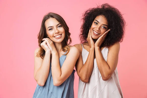 Due Giovani Ragazze Sorridenti Vestite Abiti Estivi Piedi Guardando Fotocamera — Foto Stock