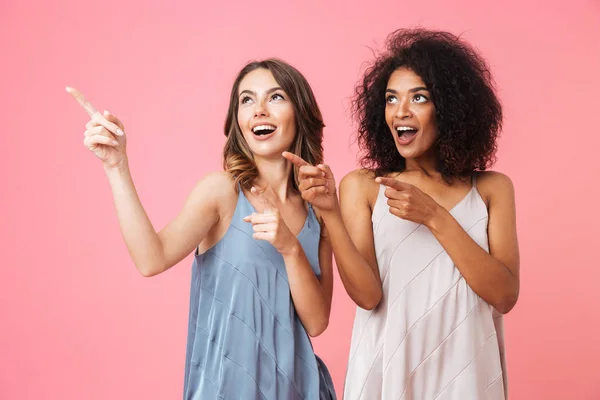 Dos Niñas Jóvenes Felices Vestidas Con Ropa Verano Apuntando Hacia —  Fotos de Stock