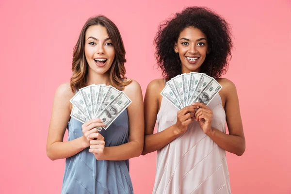 Duas Jovens Garotas Alegres Vestidas Com Roupas Verão Segurando Notas — Fotografia de Stock