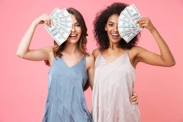 Zwei Glückliche Junge Mädchen Sommerkleidung Mit Geldscheinen Auf Rosa Hintergrund — Stockfoto