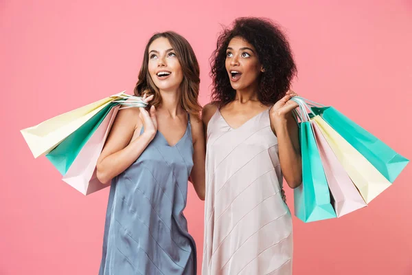 Zwei Aufgeregte Junge Mädchen Sommerkleidung Halten Einkaufstüten Der Hand Und — Stockfoto