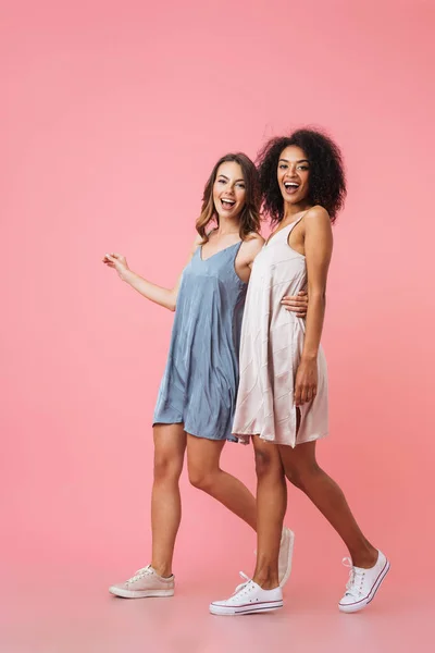 Retrato Comprimento Total Duas Meninas Sorridentes Vestidas Com Roupas Verão — Fotografia de Stock