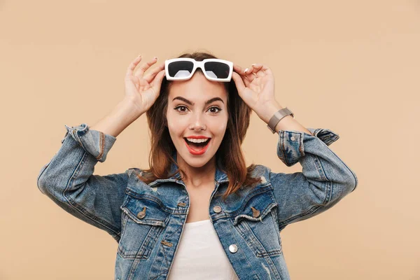 Retrato Una Joven Alegre Ropa Verano Mirando Cámara Gafas Sol —  Fotos de Stock