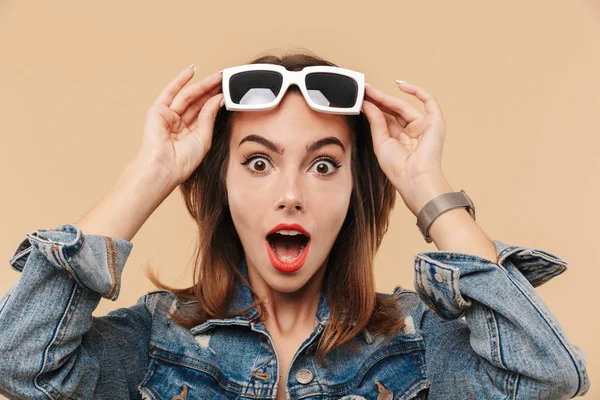 Retrato Una Joven Impactada Ropa Verano Mirando Cámara Gafas Sol —  Fotos de Stock