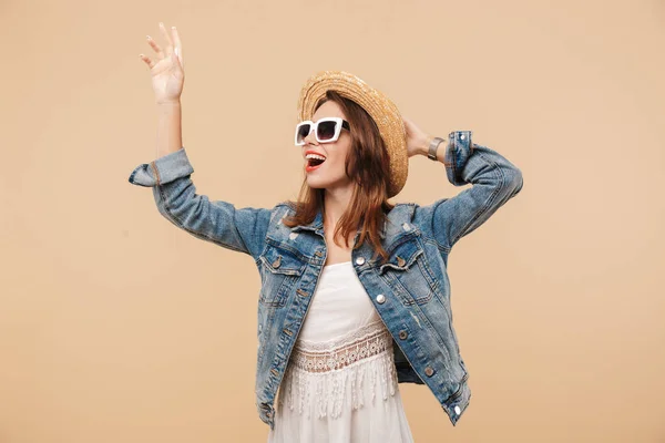 Retrato Una Joven Sonriente Vestida Con Ropa Verano Gafas Sol — Foto de Stock