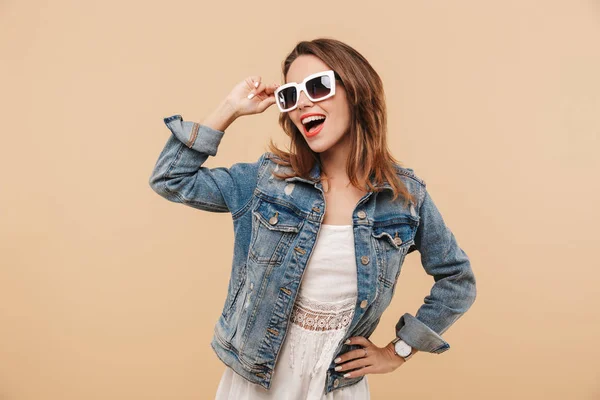 Retrato Uma Menina Sorridente Roupas Verão Óculos Sol Posando Enquanto — Fotografia de Stock