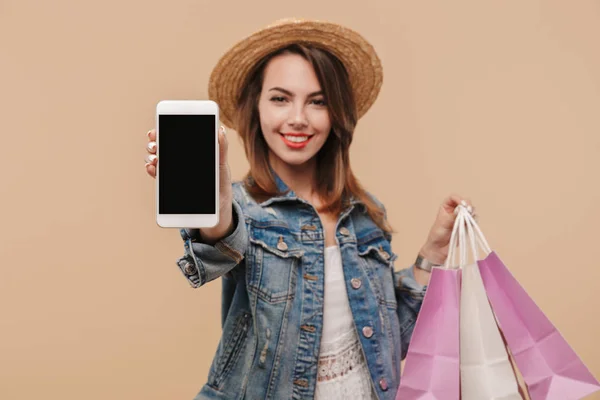 Portret Szczęśliwy Dziewczyna Letnie Ubrania Pokazuje Pusty Ekran Telefon Trzymając — Zdjęcie stockowe