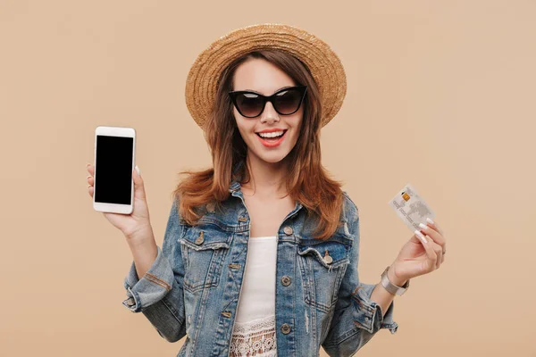 Retrato Una Joven Alegre Ropa Verano Gafas Sol Que Muestra — Foto de Stock