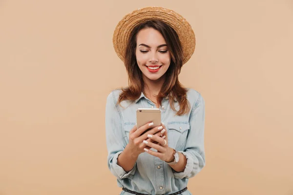 Retrato Una Joven Alegre Ropa Verano Usando Teléfono Móvil Aislado — Foto de Stock