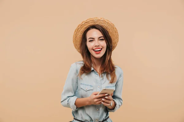 Retrato Una Joven Risueño Vestida Con Ropa Verano Con Teléfono — Foto de Stock