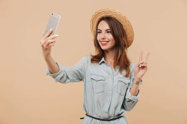 Retrato Una Joven Sonriente Con Ropa Verano Tomando Una Selfie — Foto de Stock