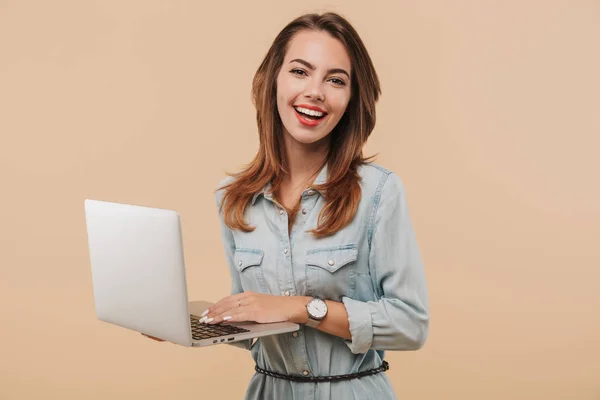 Retrato Uma Jovem Menina Feliz Roupas Verão Usando Computador Portátil — Fotografia de Stock