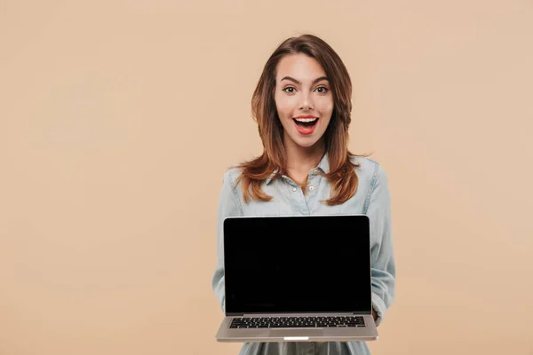 Porträtt Upphetsad Ung Flicka Sommarkläder Visar Blank Skärm Bärbar Dator — Stockfoto