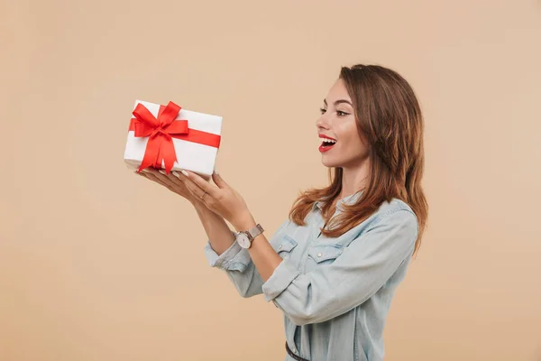 Portret Van Een Enthousiast Jong Meisje Aanwezig Systeemkast Geïsoleerd Beige — Stockfoto